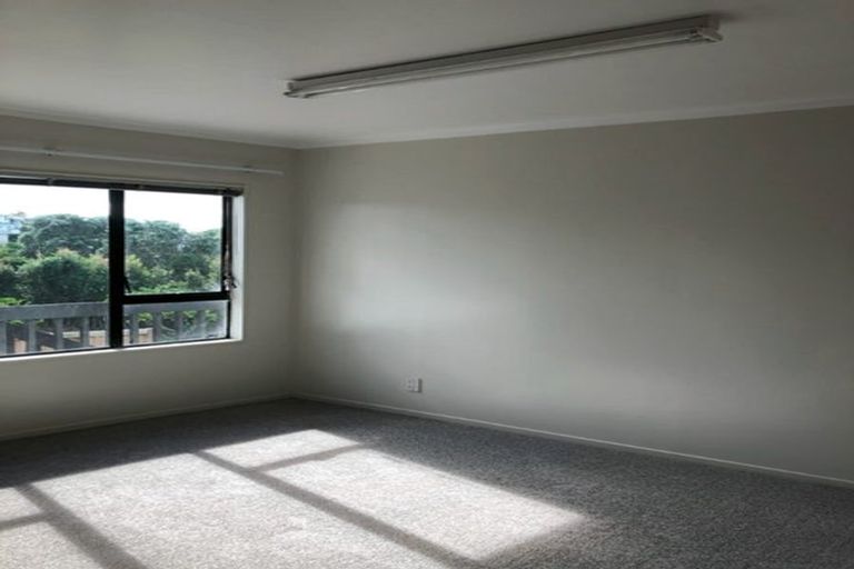 Photo of property in 2/191 Glenfield Road, Hillcrest, Auckland, 0627