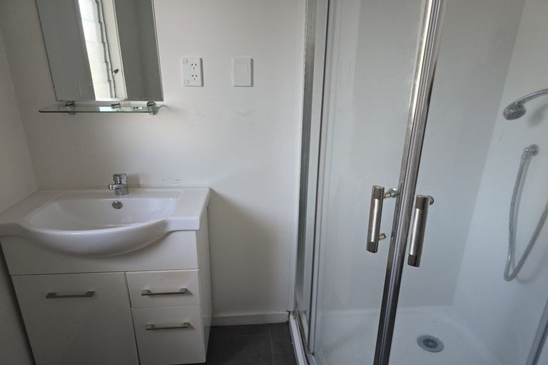 Photo of property in 62 College Road, Northcote, Auckland, 0627