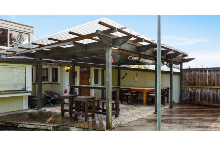 Photo of property in 130 Verran Road, Birkdale, Auckland, 0626