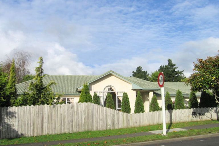 Photo of property in 1 Bernie Edwards Place, Botany Downs, Auckland, 2010