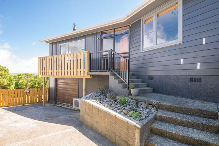 Photo of property in 34 Brooker Grove, Newlands, Wellington, 6037