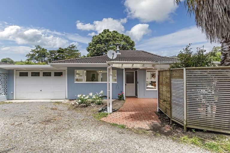Photo of property in 1/7 Tallington Crescent, Torbay, Auckland, 0630