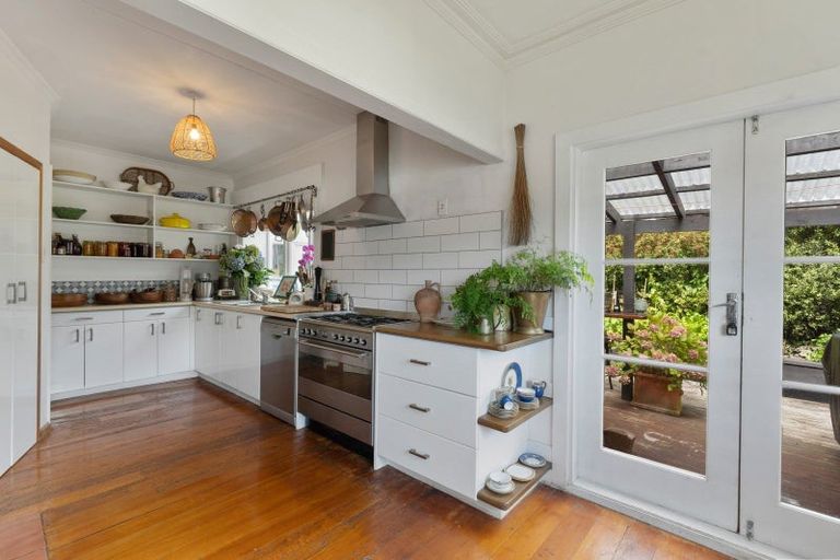 Photo of property in 14 Broadway, Picton, 7220