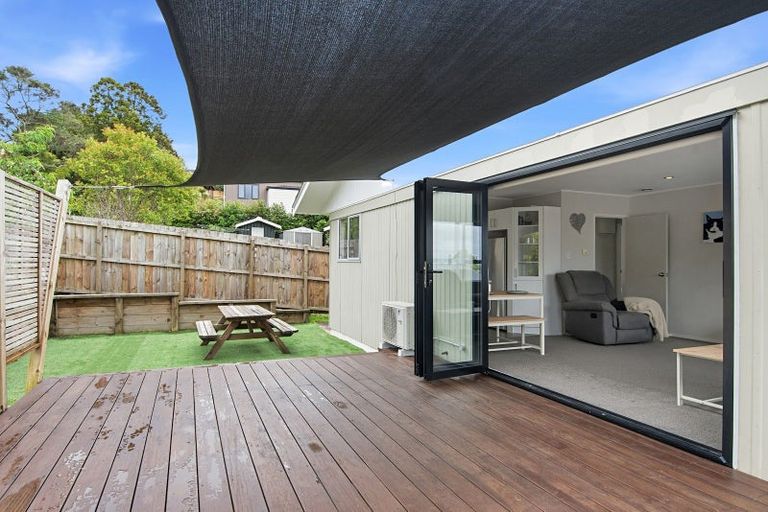 Photo of property in 2/17 Kemp Road, Massey, Auckland, 0614