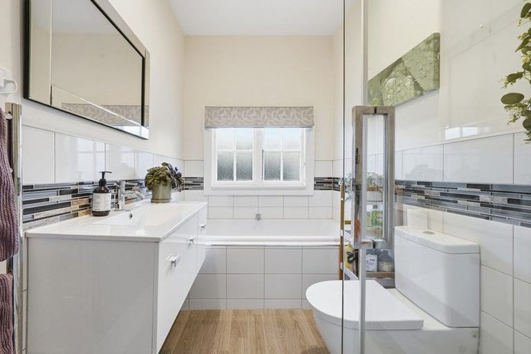 Photo of property in 127 Weston Road, St Albans, Christchurch, 8052