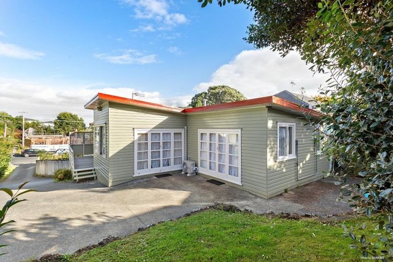 Photo of property in 1/64 Hogans Road, Glenfield, Auckland, 0629