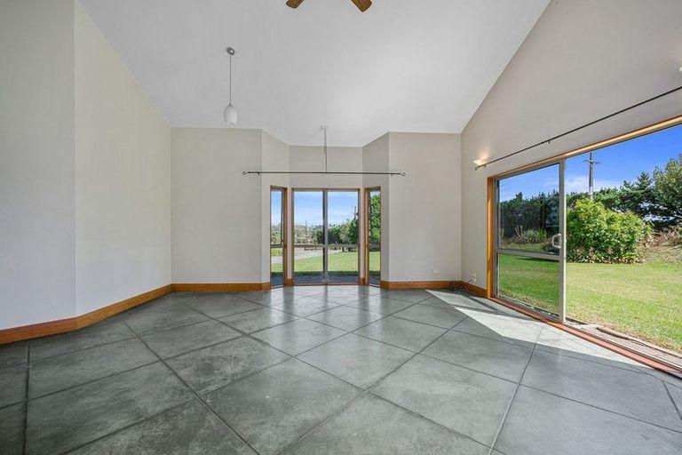 Photo of property in 10 Merewhira Road, Paremoremo, Albany, 0793