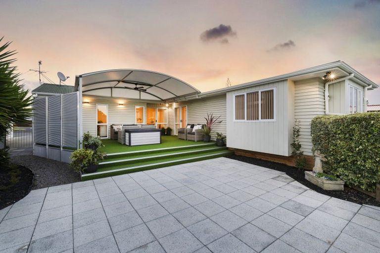 Photo of property in 3 Muir Avenue, Mangere Bridge, Auckland, 2022