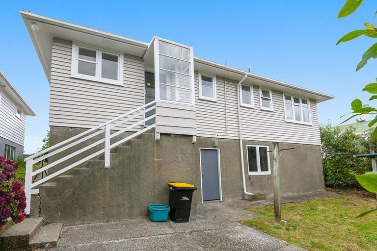 Photo of property in 16 Kereru Bend, Tawa, Wellington, 5028
