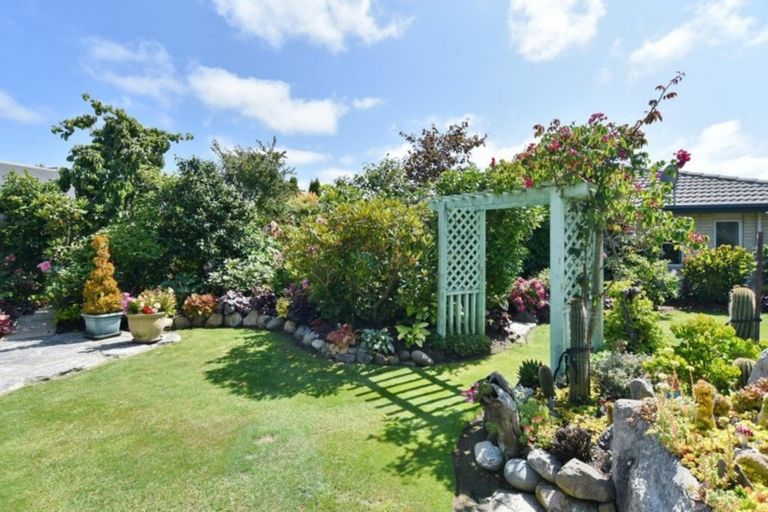 Photo of property in 90 Willowview Drive, Redwood, Christchurch, 8051