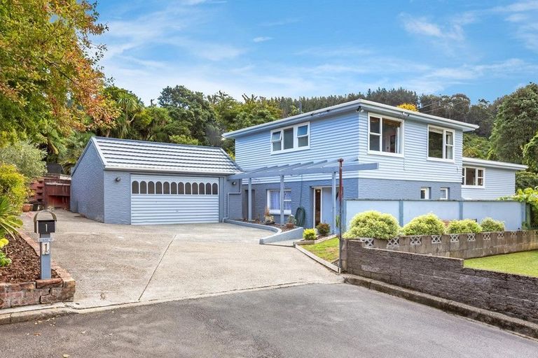 Photo of property in 1 Julia Place, Tawa, Wellington, 5028