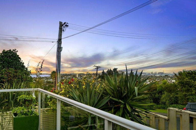 Photo of property in 1/67 Seaview Road, Castor Bay, Auckland, 0620