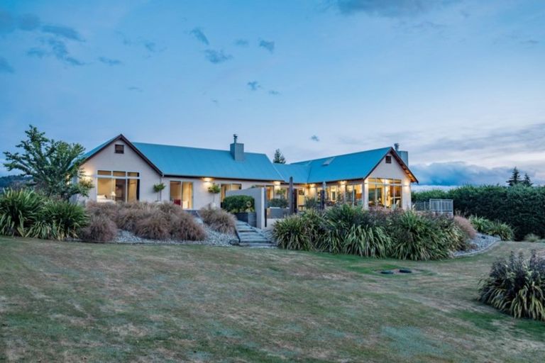Photo of property in 1 Peak View Ridge, Wanaka, 9305