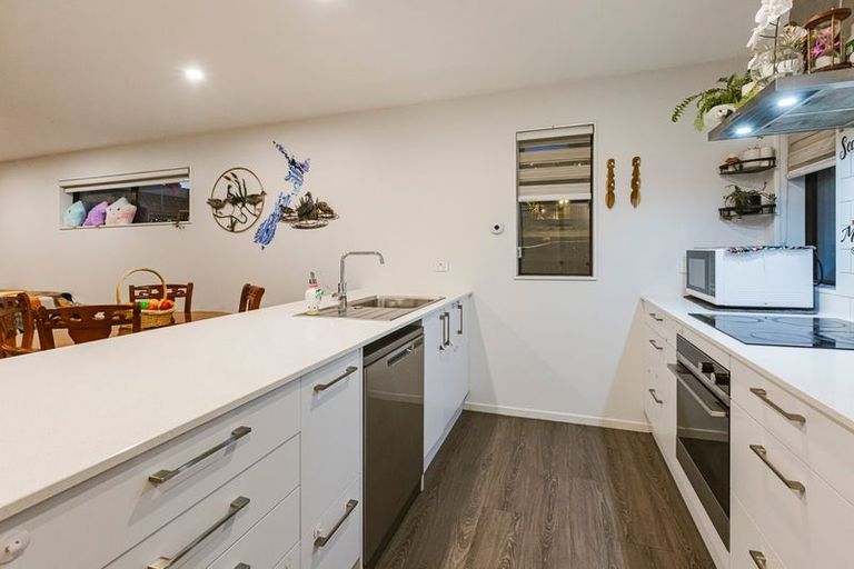 Photo of property in 4337 Great North Road, Glendene, Auckland, 0602