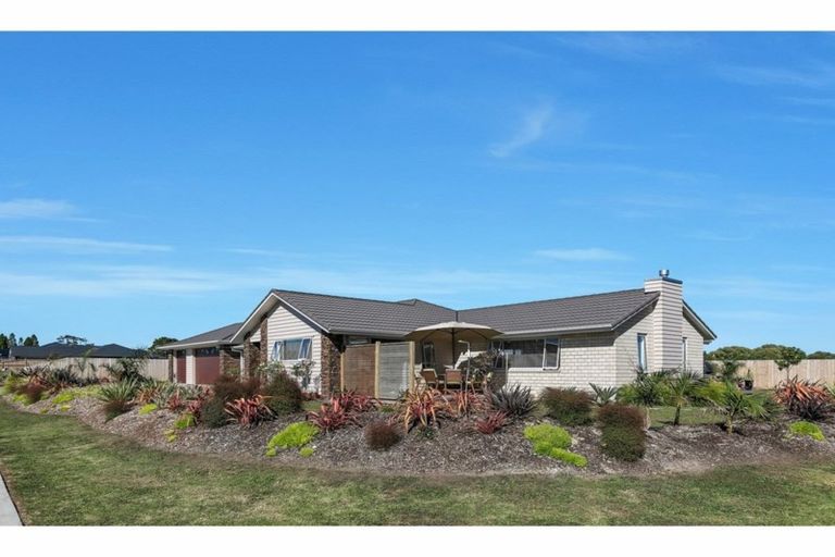 Photo of property in 19-21 Kauri Drive, Kumeu, 0810