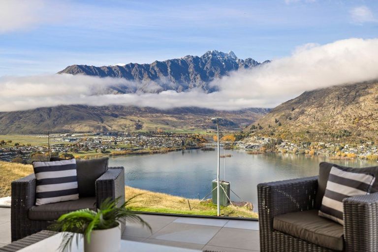 Photo of property in 6 Florence Close, Queenstown Hill, Queenstown, 9300