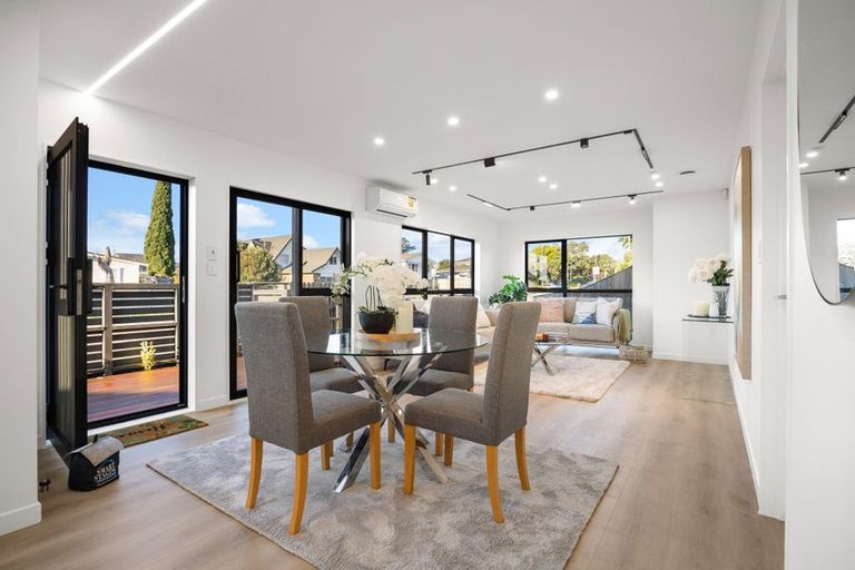 Photo of property in 1/31 Akoranga Drive, Northcote, Auckland, 0627