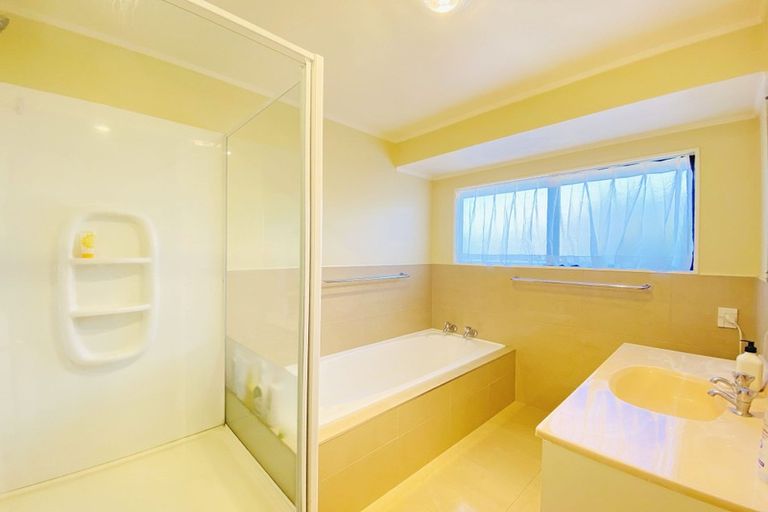 Photo of property in 38 West Fairway, Golflands, Auckland, 2013