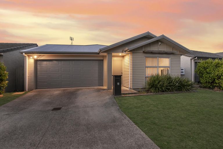 Photo of property in 98 Popokatea Drive, Takanini, 2112