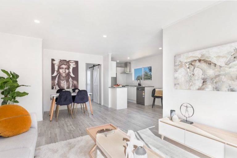 Photo of property in 2/12 Mona Vale, West Harbour, Auckland, 0618