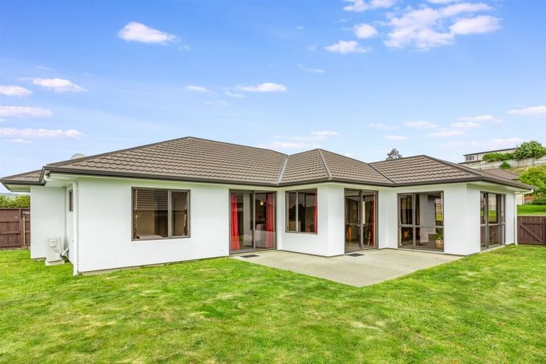 Photo of property in 17 Tongariro Drive, Aotea, Porirua, 5024