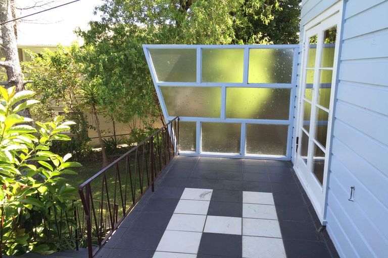 Photo of property in 26 William Souter Street, Forrest Hill, Auckland, 0620