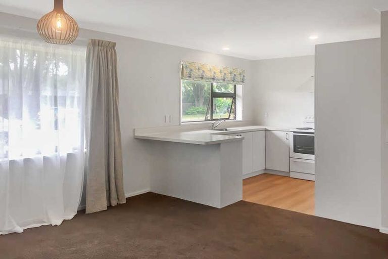 Photo of property in 2/2a Thorrington Road, Cashmere, Christchurch, 8022