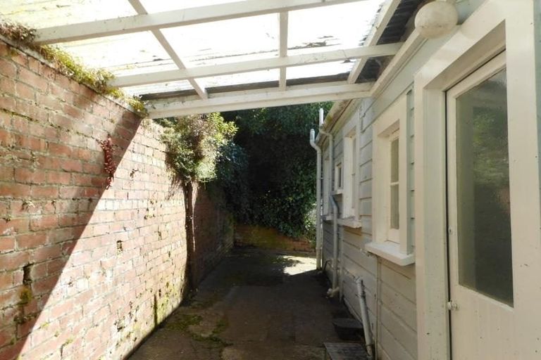 Photo of property in 82 Kelburn Parade, Kelburn, Wellington, 6012