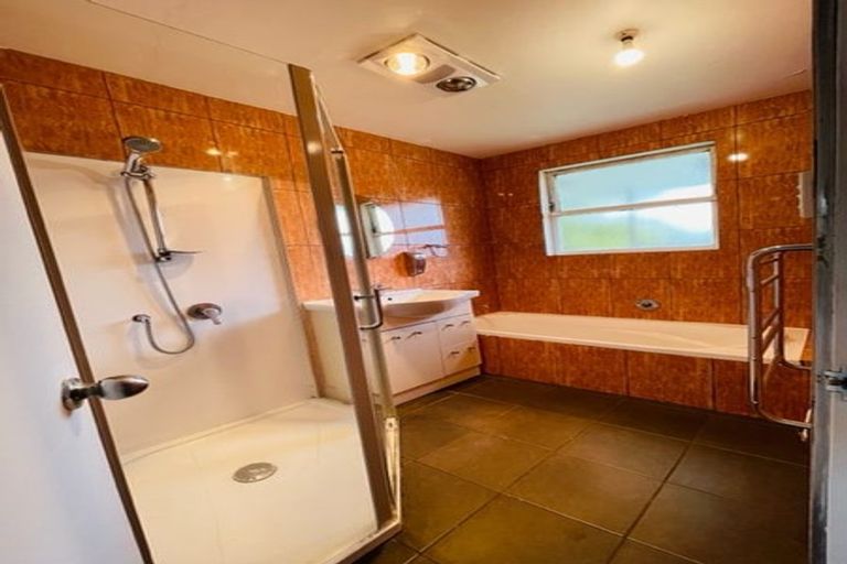 Photo of property in 106 Cobham Crescent, Kelston, Auckland, 0602