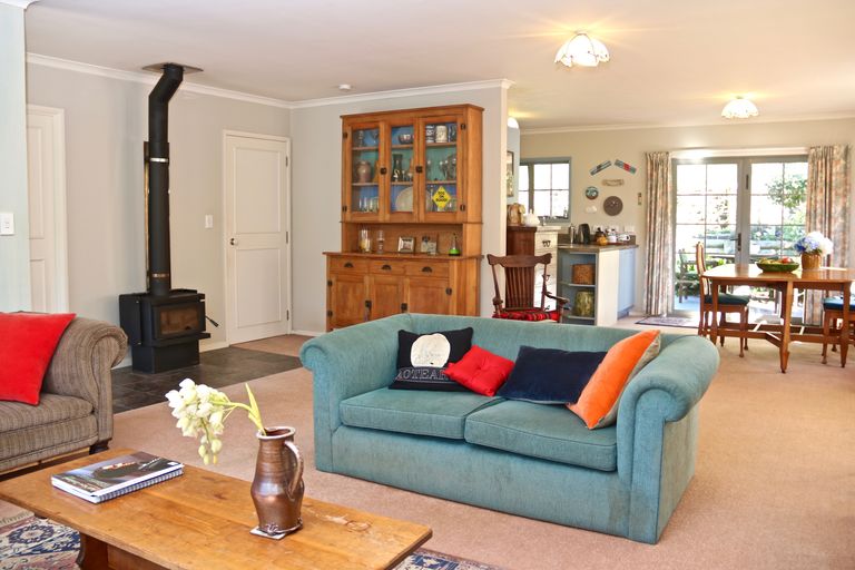 Photo of property in 31 Matauwhi Road, Russell, 0202