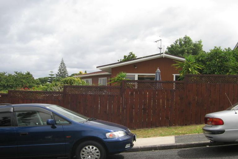 Photo of property in 18 Colin Wild Place, Glenfield, Auckland, 0629