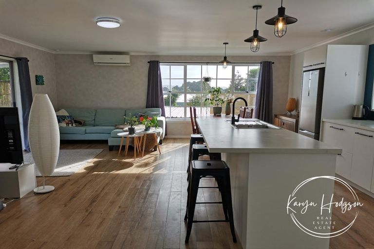 Photo of property in 9 Whaka Street, Maungaturoto, 0520