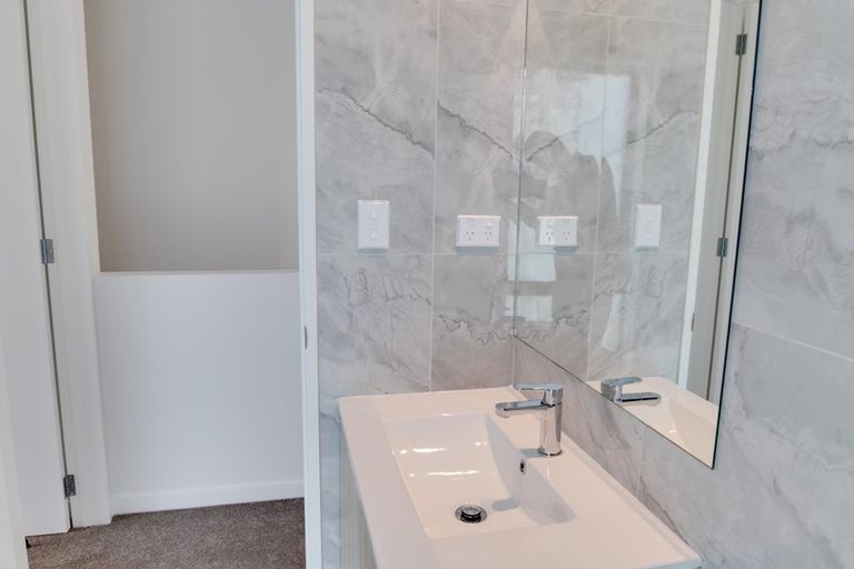 Photo of property in 4/21 Akoranga Drive, Northcote, Auckland, 0627