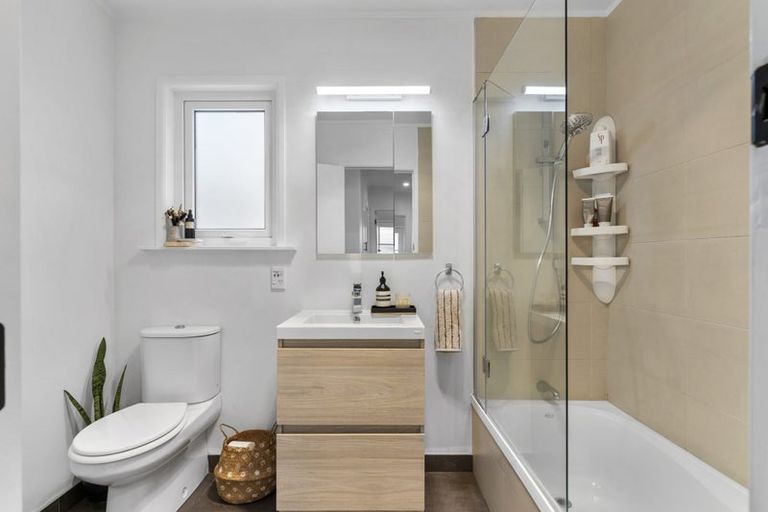 Photo of property in 1/16 Lyttelton Avenue, Forrest Hill, Auckland, 0620