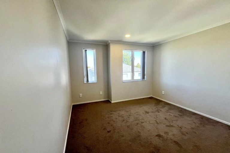Photo of property in 21 Stitchbird Crescent, Papakura, 2110