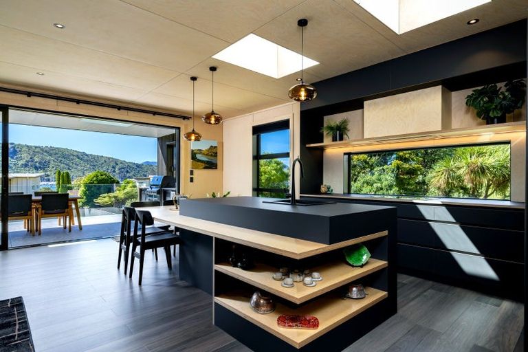 Photo of property in 2 Whaitere Place, Waikawa, Picton, 7220