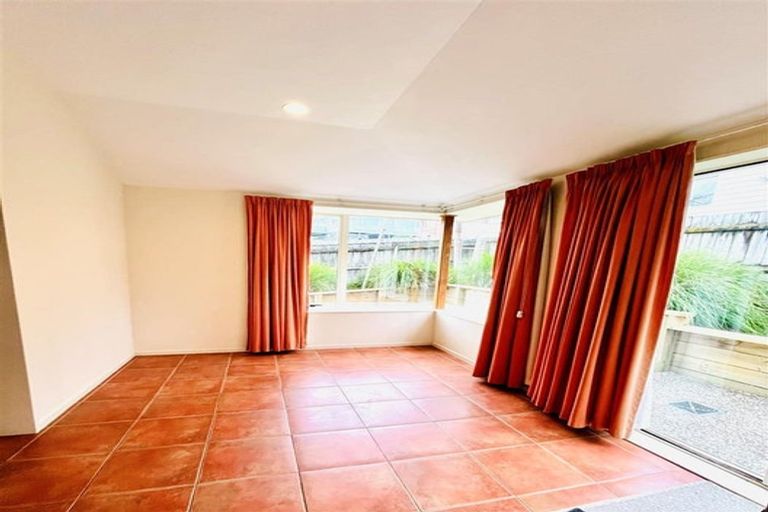 Photo of property in 106a Golf Road, New Lynn, Auckland, 0600