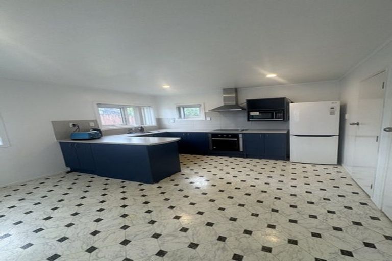 Photo of property in 14 Beazley Place, Glendene, Auckland, 0602