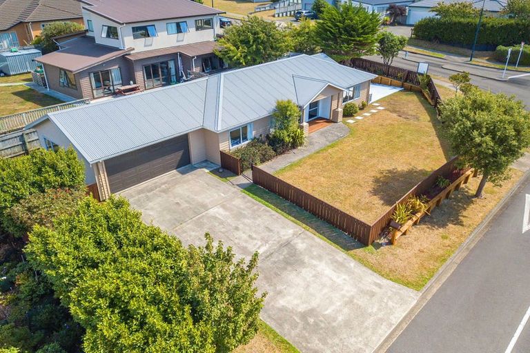 Photo of property in 2 Catlins Glen, Aotea, Porirua, 5024