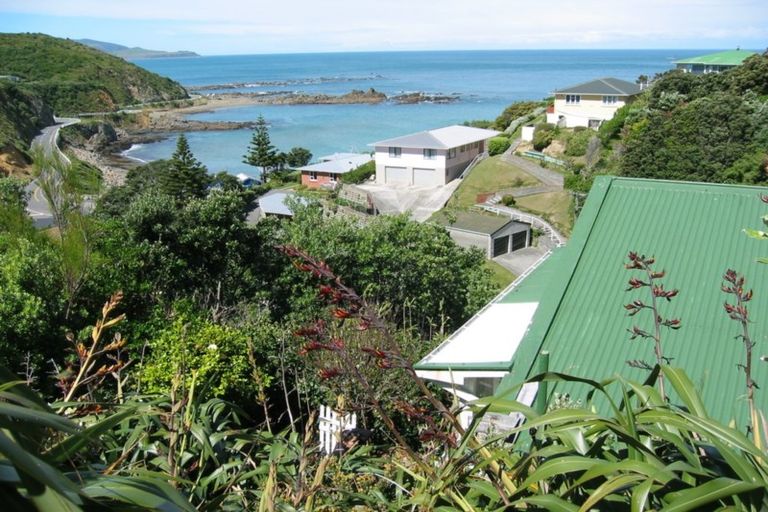 Photo of property in 26 Cave Road, Houghton Bay, Wellington, 6023