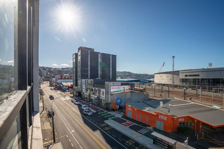 Photo of property in Endeavour Apartments, 10/125 Thorndon Quay, Pipitea, Wellington, 6011