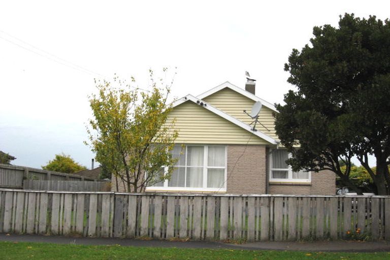 Photo of property in 16 Ealing Street, Northcote, Christchurch, 8052