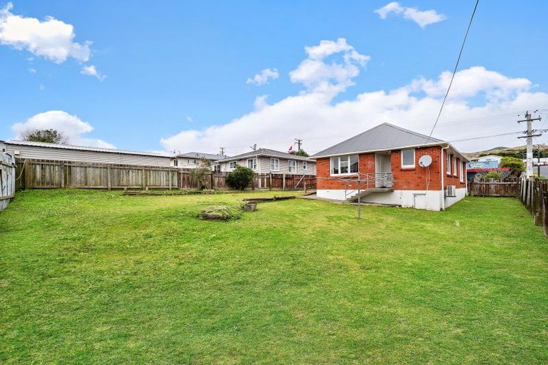 Photo of property in 49 Astrolabe Street, Cannons Creek, Porirua, 5024