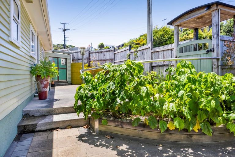 Photo of property in 5 Scott Street, Moturoa, New Plymouth, 4310