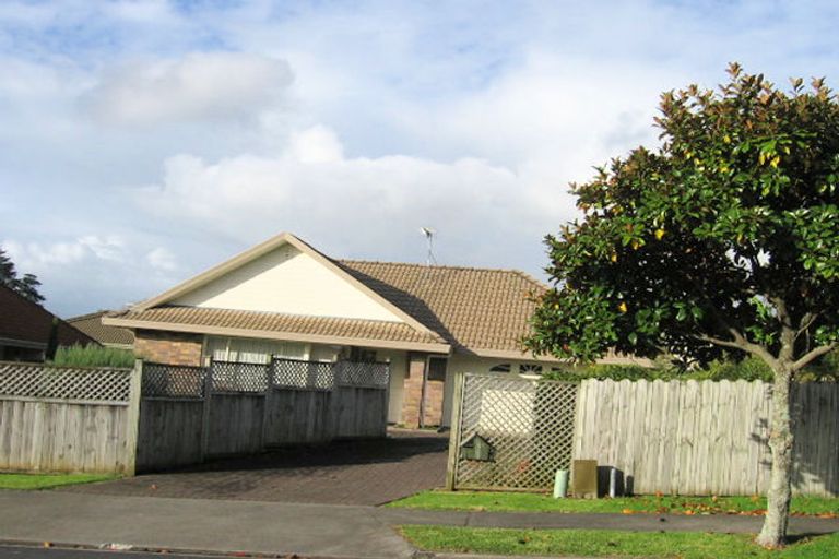 Photo of property in 3 Bernie Edwards Place, Botany Downs, Auckland, 2010