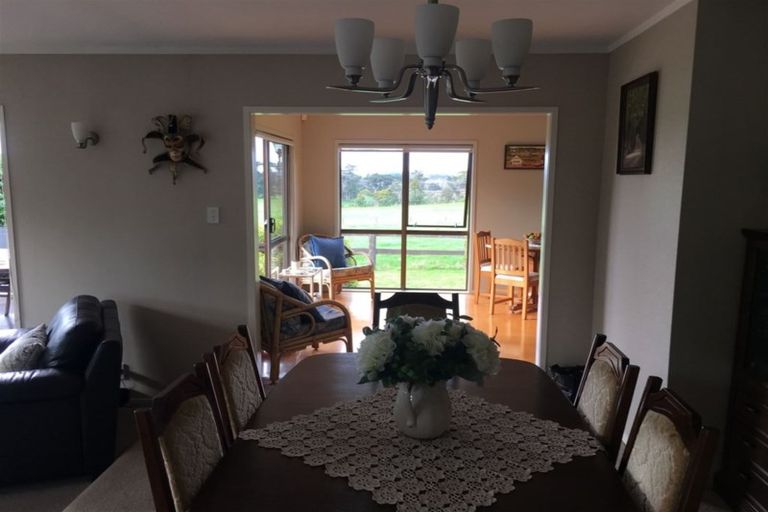 Photo of property in 679 Waitakere Road, Kumeu, 0891