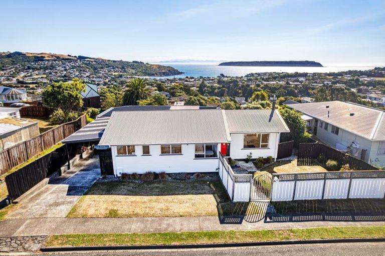 Photo of property in 131 Gloaming Hill, Titahi Bay, Porirua, 5022