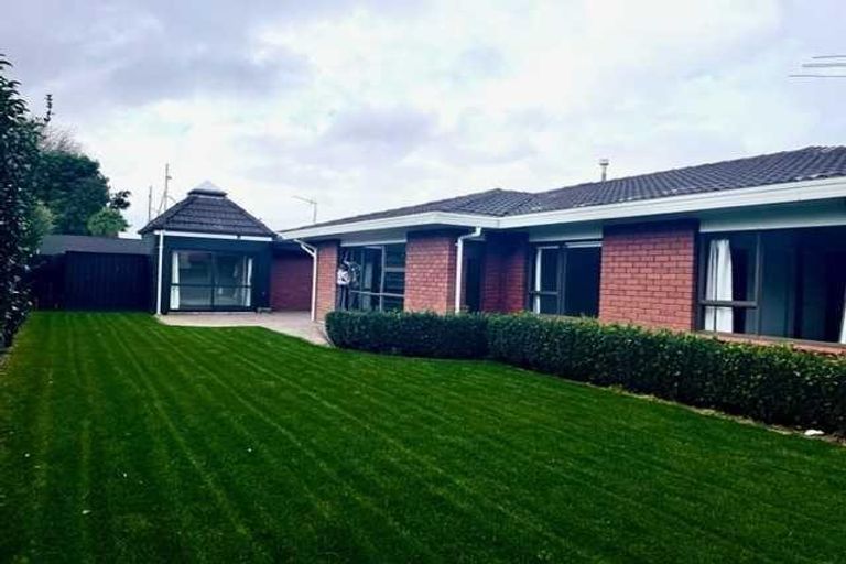 Photo of property in 2/10 Tulloch Place, Conifer Grove, Takanini, 2112