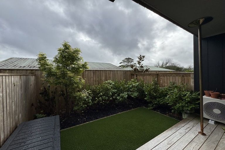 Photo of property in 27d Dawnhaven Drive, Te Atatu Peninsula, Auckland, 0610