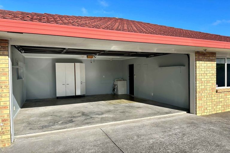 Photo of property in 2/327 Botany Road, Golflands, Auckland, 2013